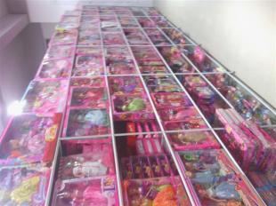 称斤批发新潮流 芭比娃娃按斤卖，创意营销背后的玩具市场新趋势